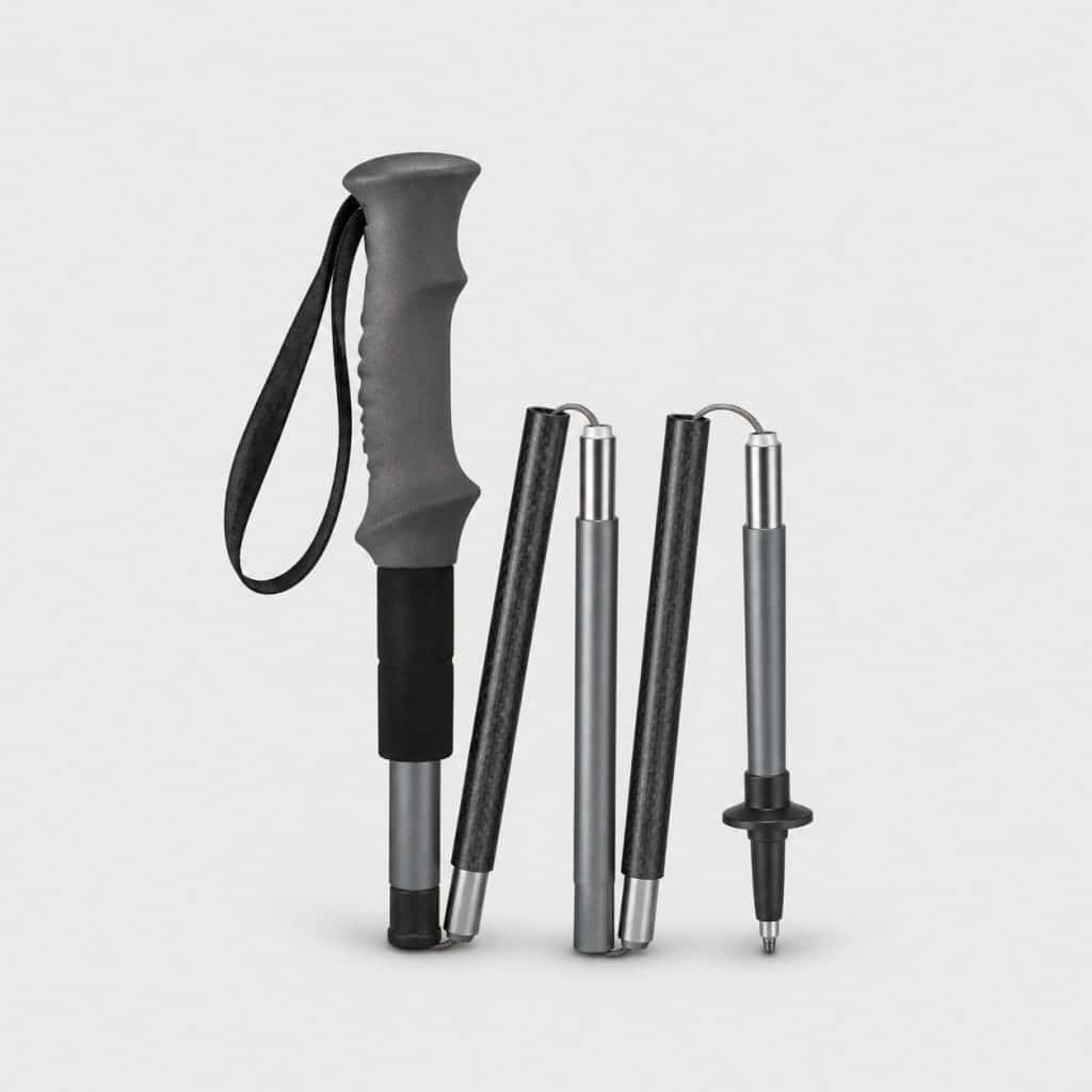 Baton de randonnee pliable 4 brins, vue de face sur fond clair