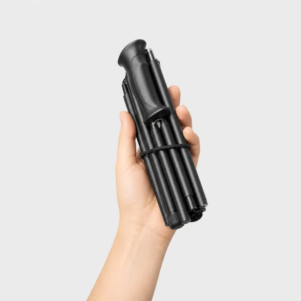 Baton de randonnee pliable ultra-leger en carbone, vue de face sur fond clair