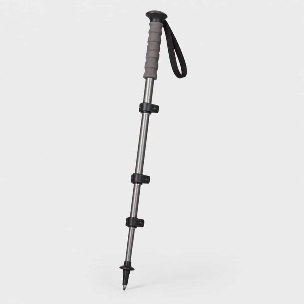 Baton de randonnee telescopique aluminium, vue de face sur fond clair