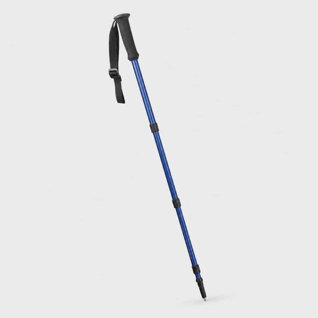 Baton de marche nordique aluminium bleu, vue de face sur fond clair