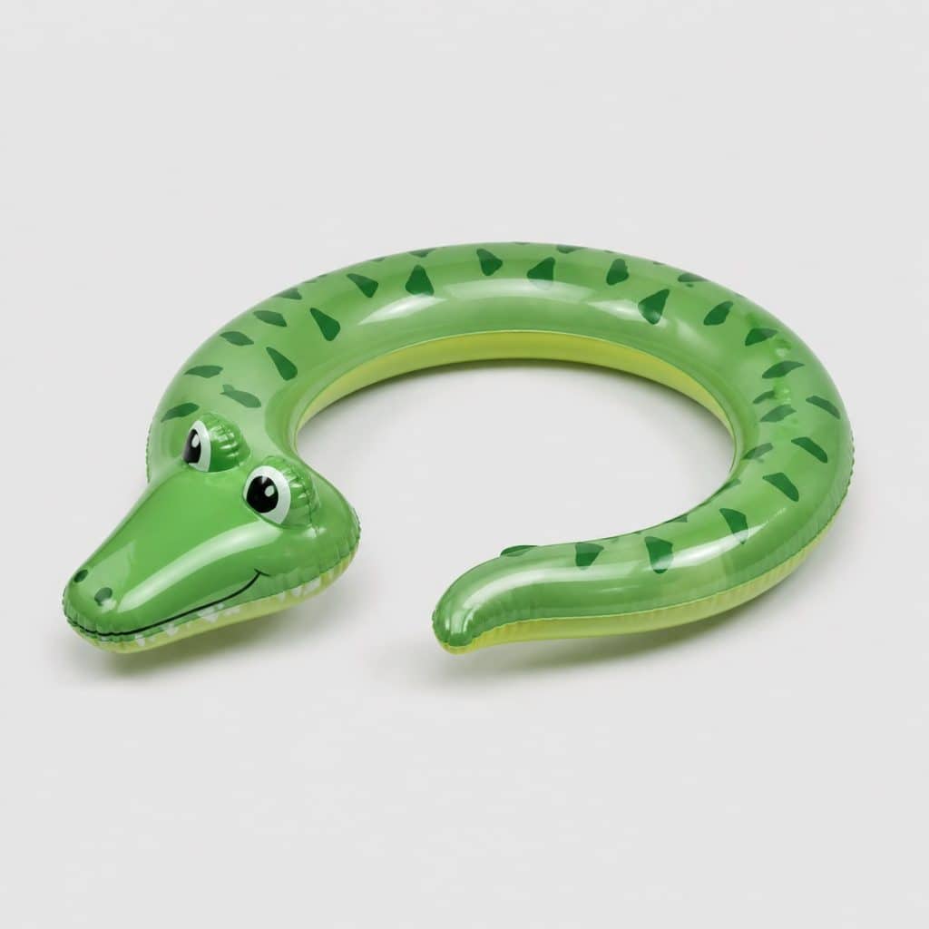 Bouée verte au design ouvert motif crocodile flottant sur une piscine