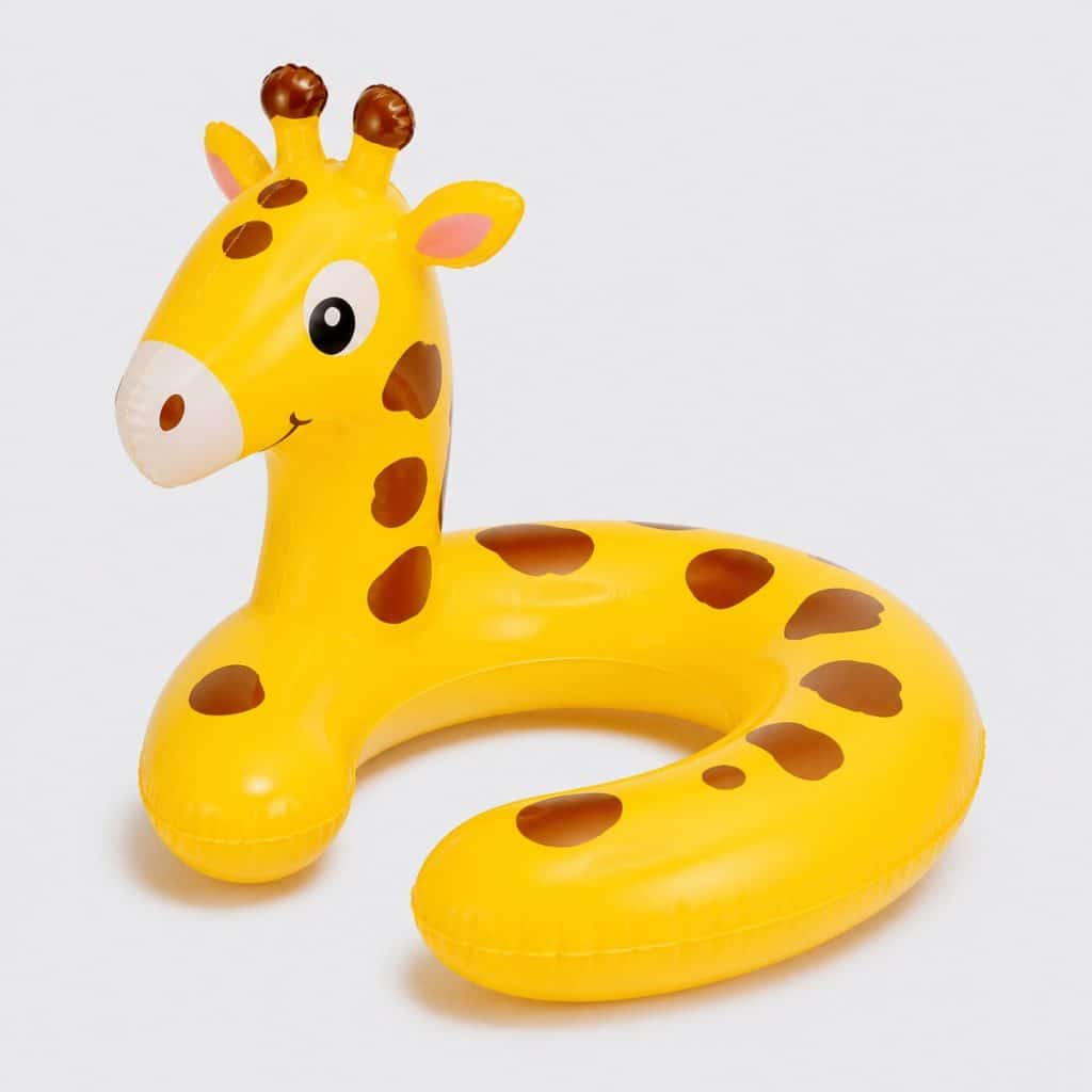 Bouée jaune au design ouvert motif girafe flottant sur une piscine