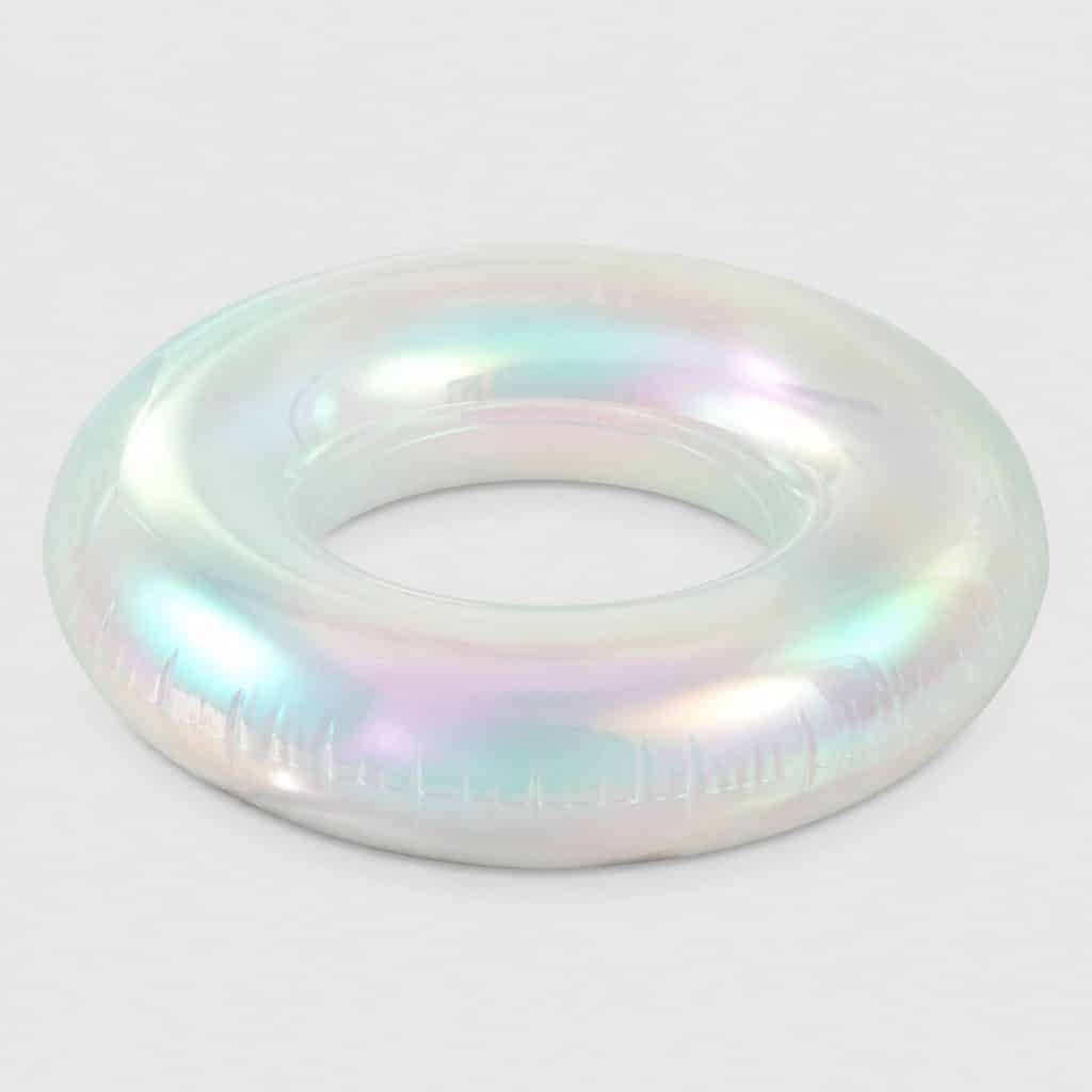 Bouée ronde phosphorescente flottant à la surface d'une piscine