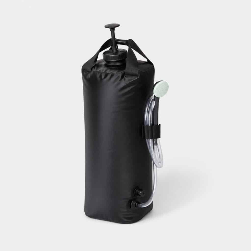 Douche solaire à pression 10 litres avec pompe, vue de face sur fond clair