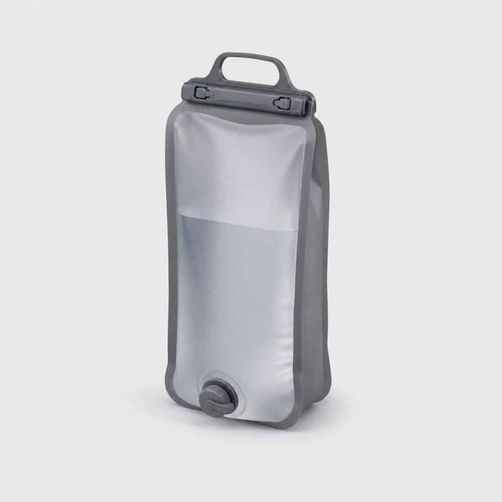 Douche solaire gravitaire 10 litres à suspendre, vue de face sur fond clair