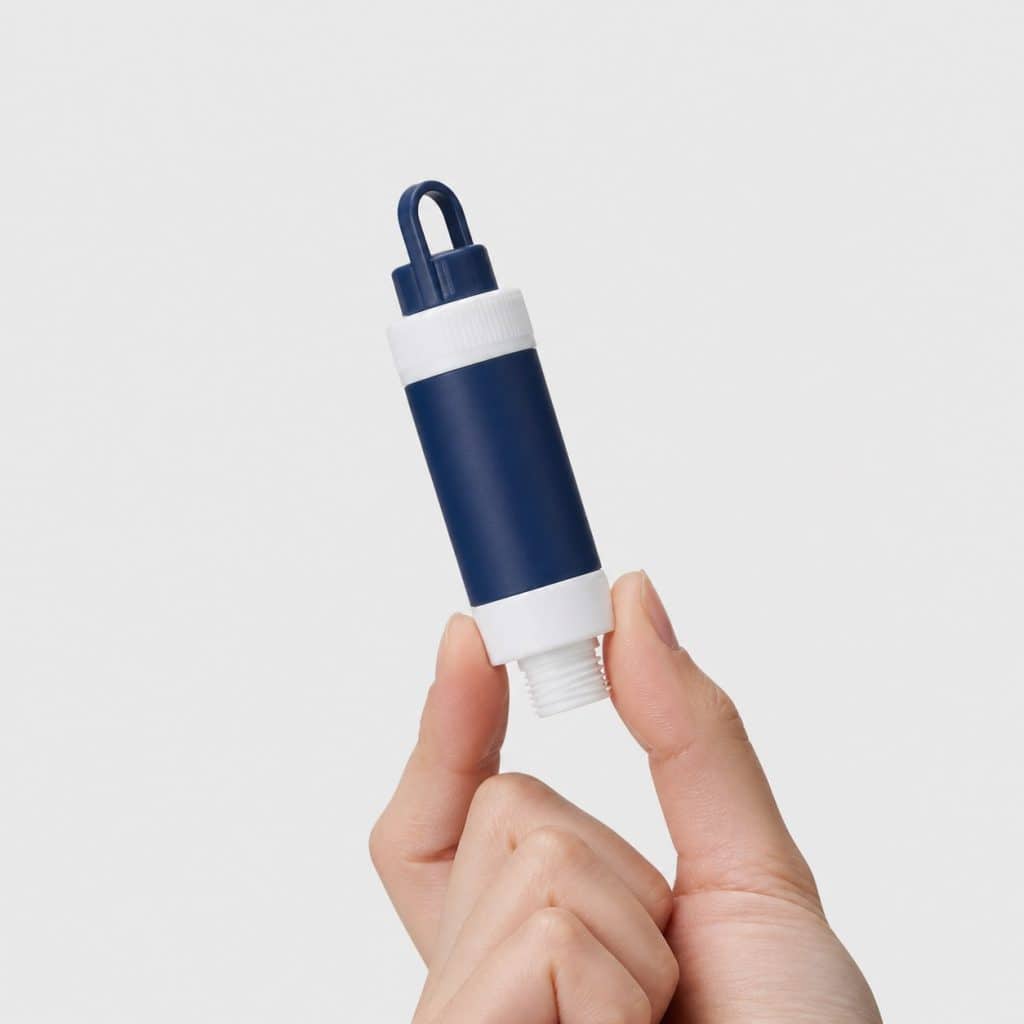 Filtre a eau autonome ultra-compact, vue de face sur fond clair