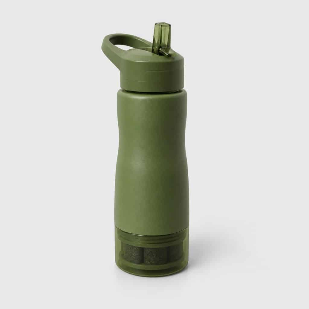 Gourde filtrante a paille integree verte, vue de face sur fond clair