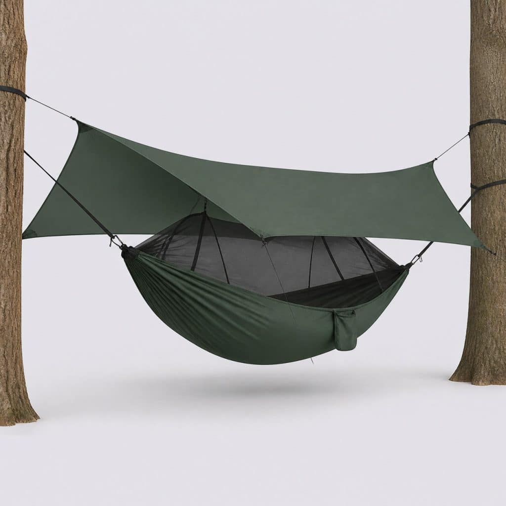 Hamac complet avec moustiquaire et tarp suspendu entre deux arbres en forêt