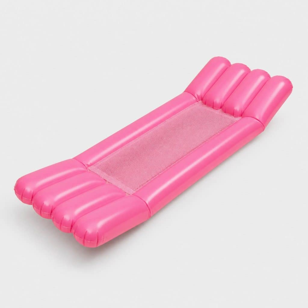 Hamac gonflable de piscine rose flottant à la surface de l'eau