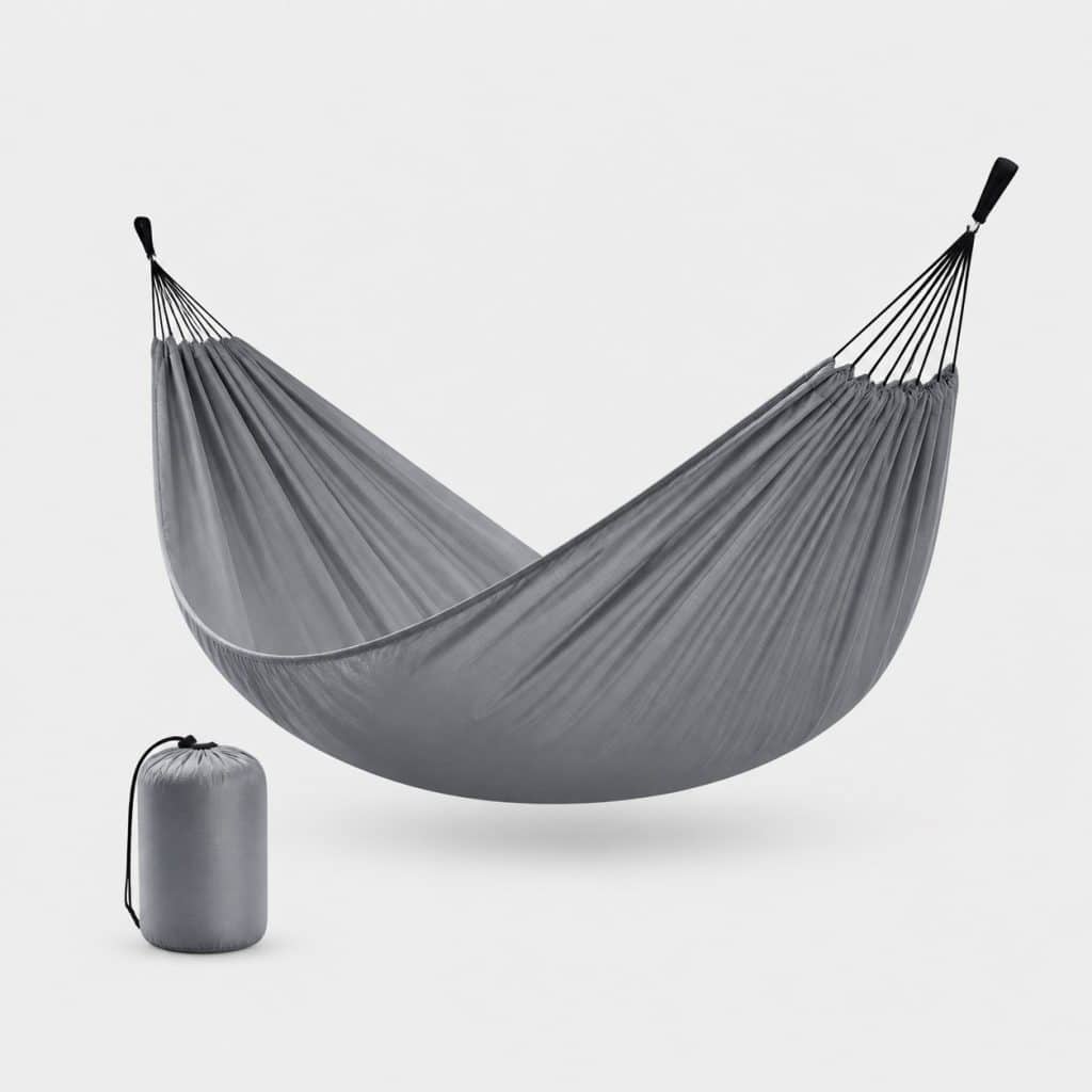 Hamac de randonnée ultra-compact suspendu entre deux arbres