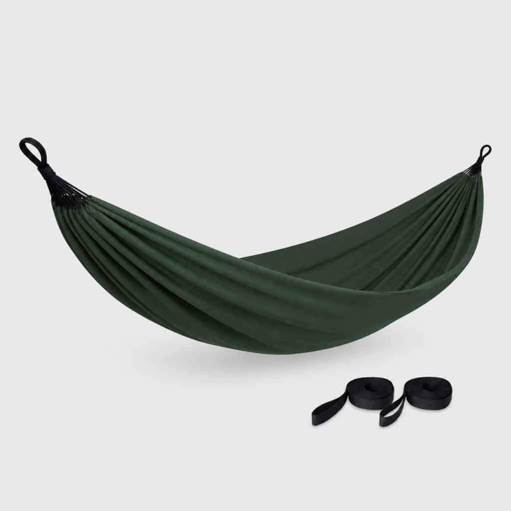 Hamac simple vert jungle suspendu entre deux arbres