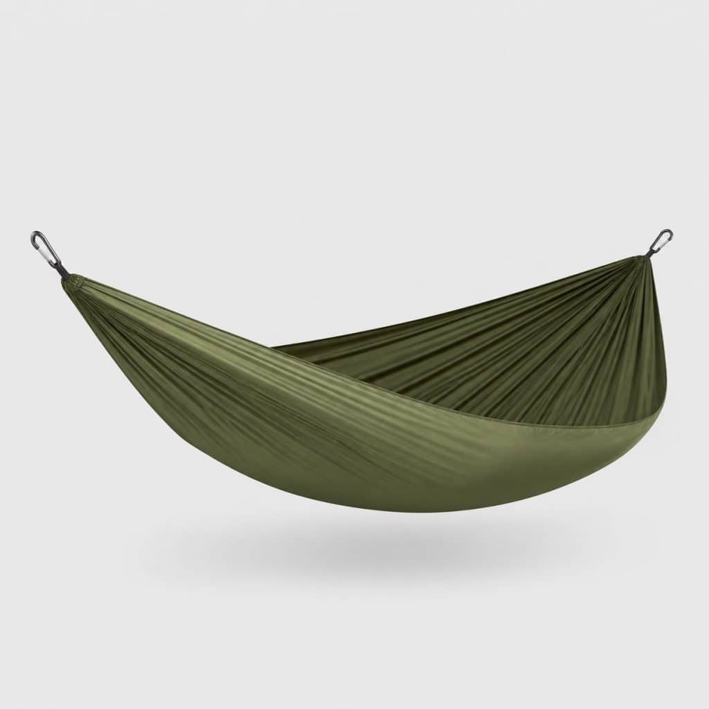 Hamac ultra-léger vert olive suspendu entre deux arbres en forêt