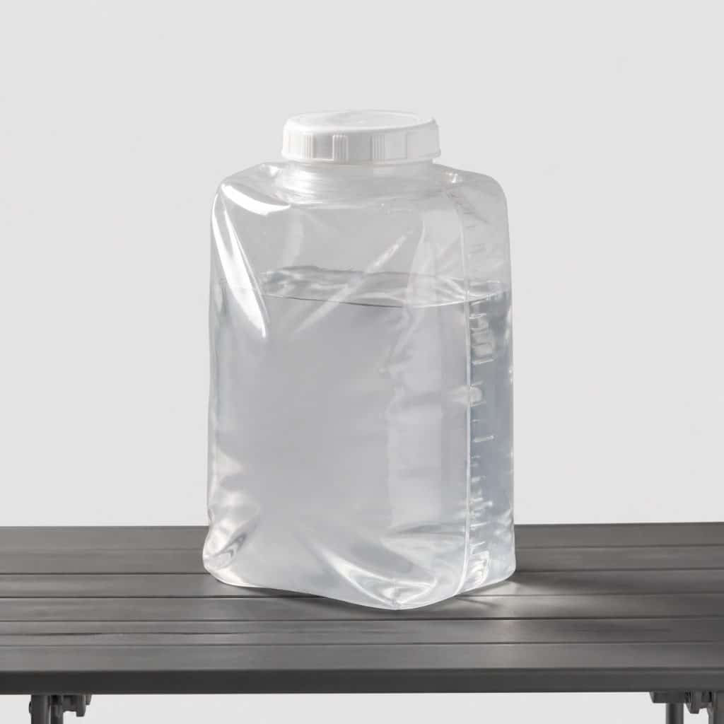 Jerrican à eau souple 10 litres gradué, vue de face sur fond clair