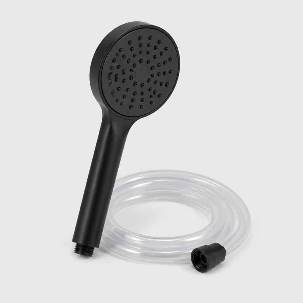 Kit de rechange pommeau et tuyau pour douche solaire à pression, vue de face sur fond clair