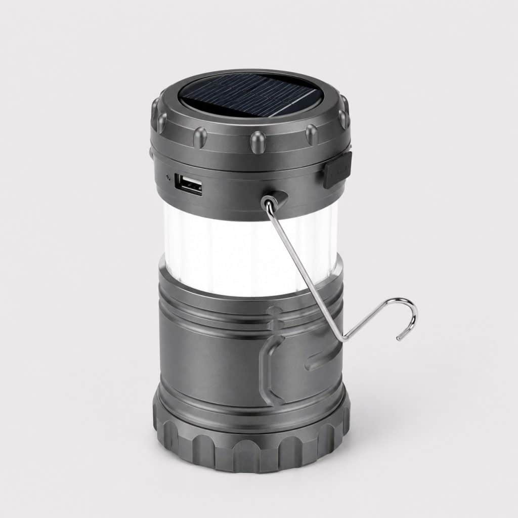 Lampe de camping solaire avec batterie externe, vue de face sur fond clair