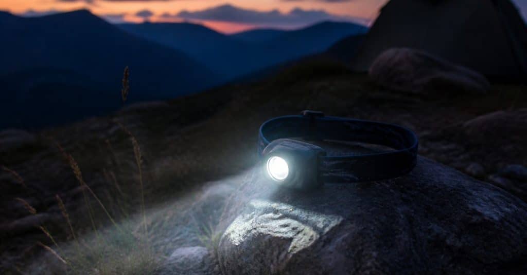 Le lumen ne dit pas tout : l'optique, le mode et l'autonomie annoncée comptent autant. Voici comment lire une fiche tech