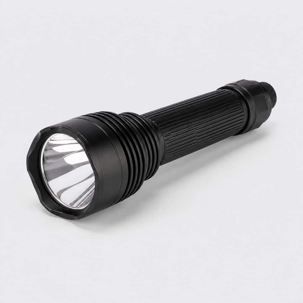 Lampe torche USB rechargeable 3000 lumens zoomable, vue de face sur fond clair