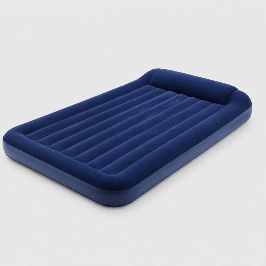 Matelas gonflable géant bleu flottant à la surface d'une grande piscine