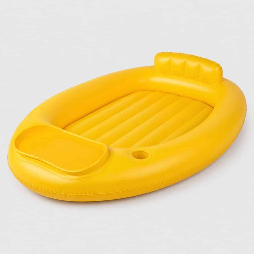 Matelas gonflable géant jaune en forme d'anneau flottant sur une piscine