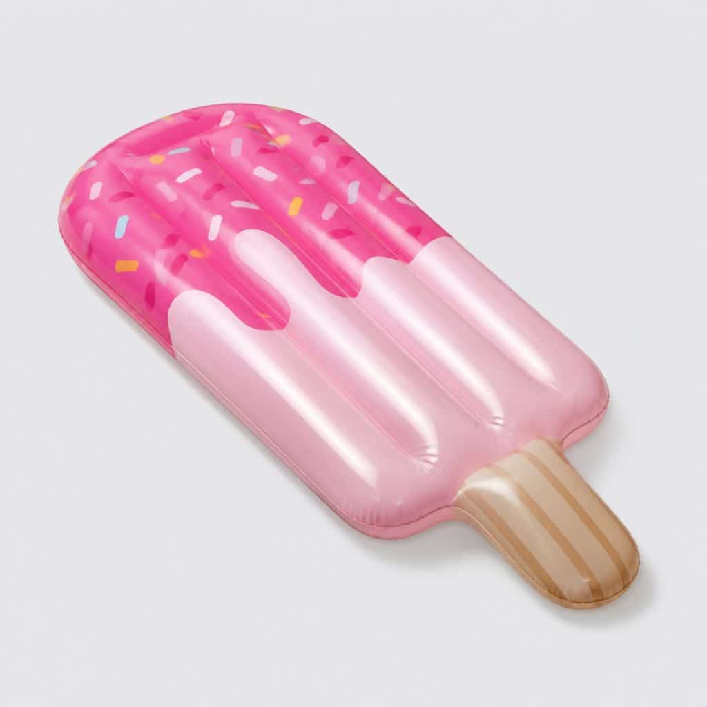 Matelas gonflable glace rose flottant à la surface d'une piscine