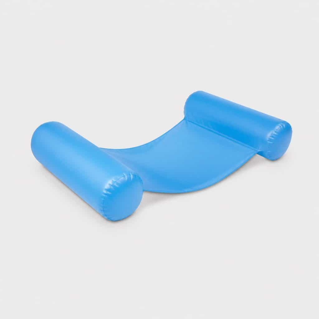 Hamac gonflable flottant bleu à la surface d'une piscine