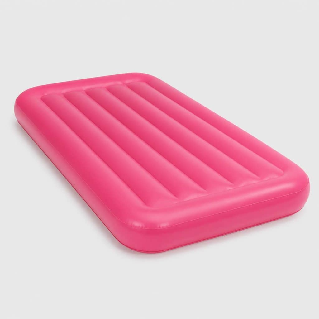 Matelas gonflable parfum&eacute; framboise flottant &agrave; la surface d'une piscine