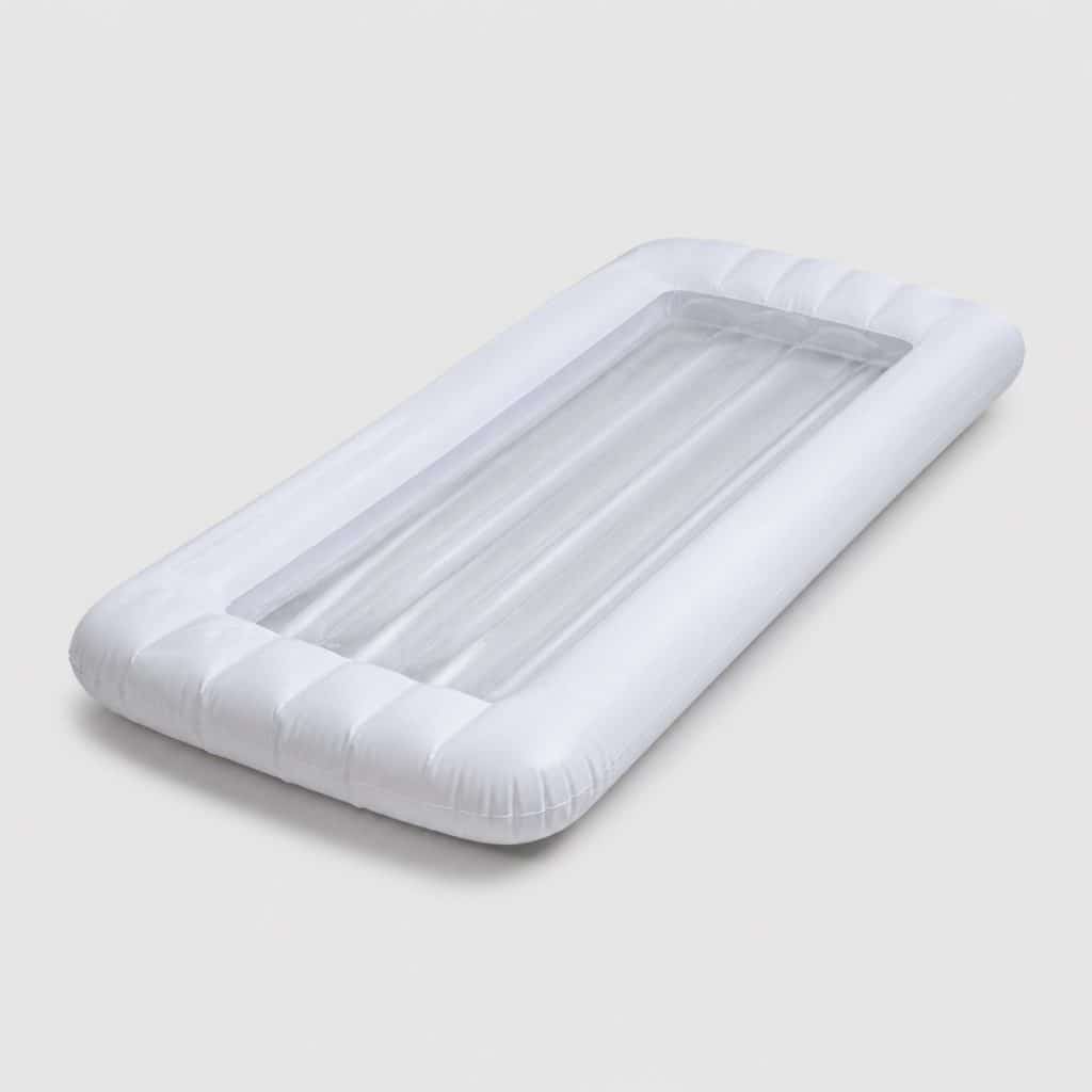Matelas gonflable blanc avec fenêtre transparente flottant sur une piscine