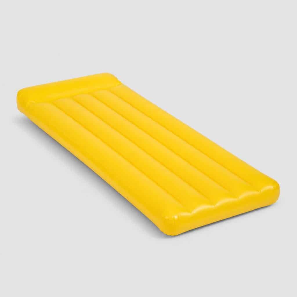 Matelas gonflable jaune flottant à la surface d'une piscine