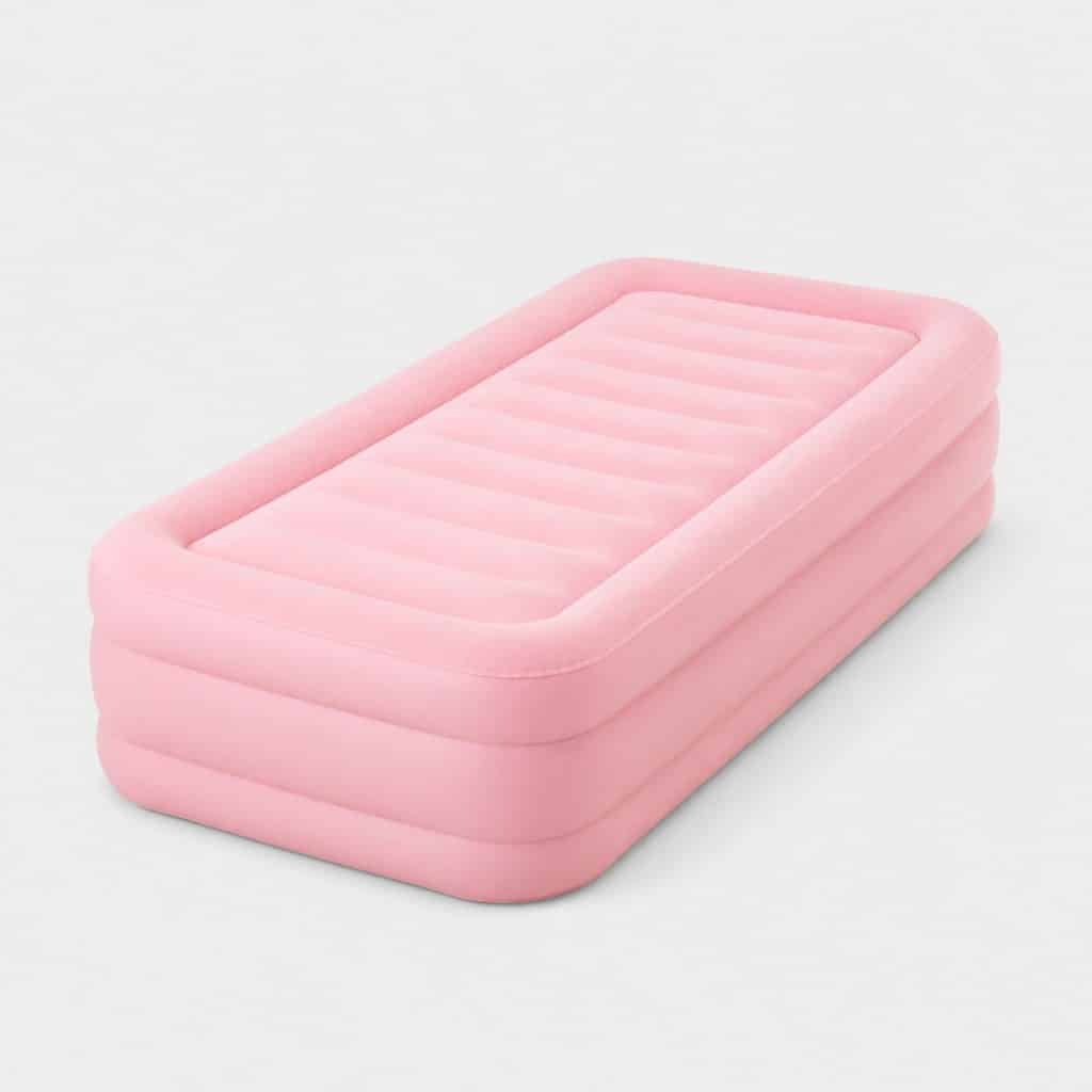 Matelas gonflable rose flottant à la surface d'une piscine
