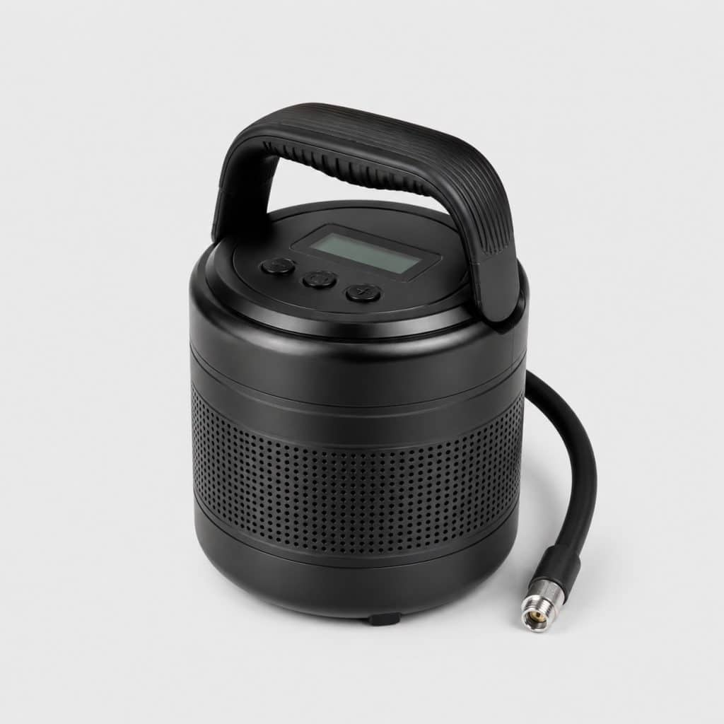 Mini compresseur d'air electrique 150 PSI, vue de face sur fond clair