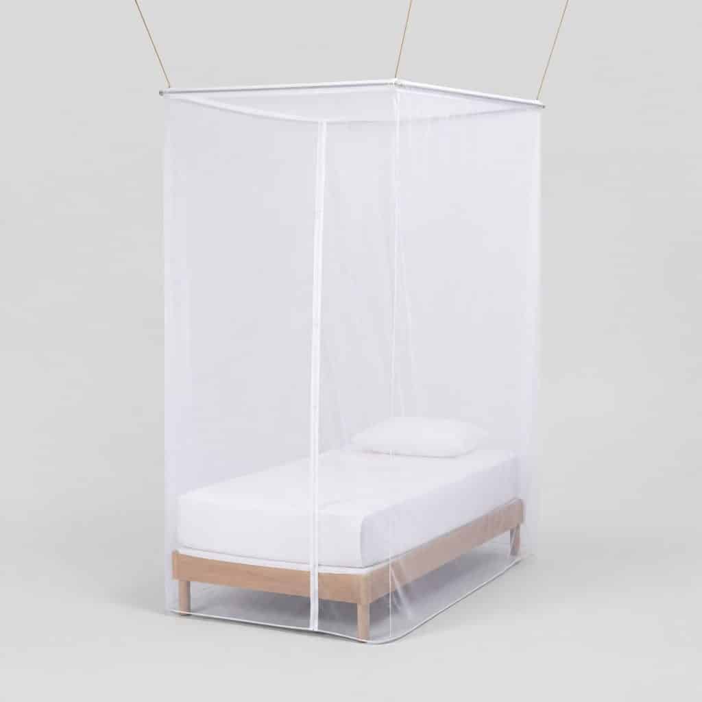 Moustiquaire blanche rectangulaire fermée, montée au-dessus d'un lit simple
