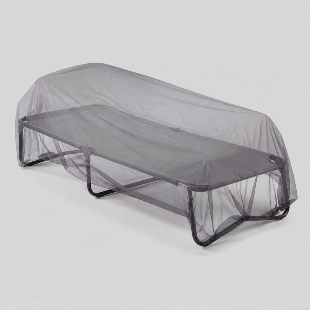 Toile de moustiquaire grise drapée sur un lit d'appoint pliant