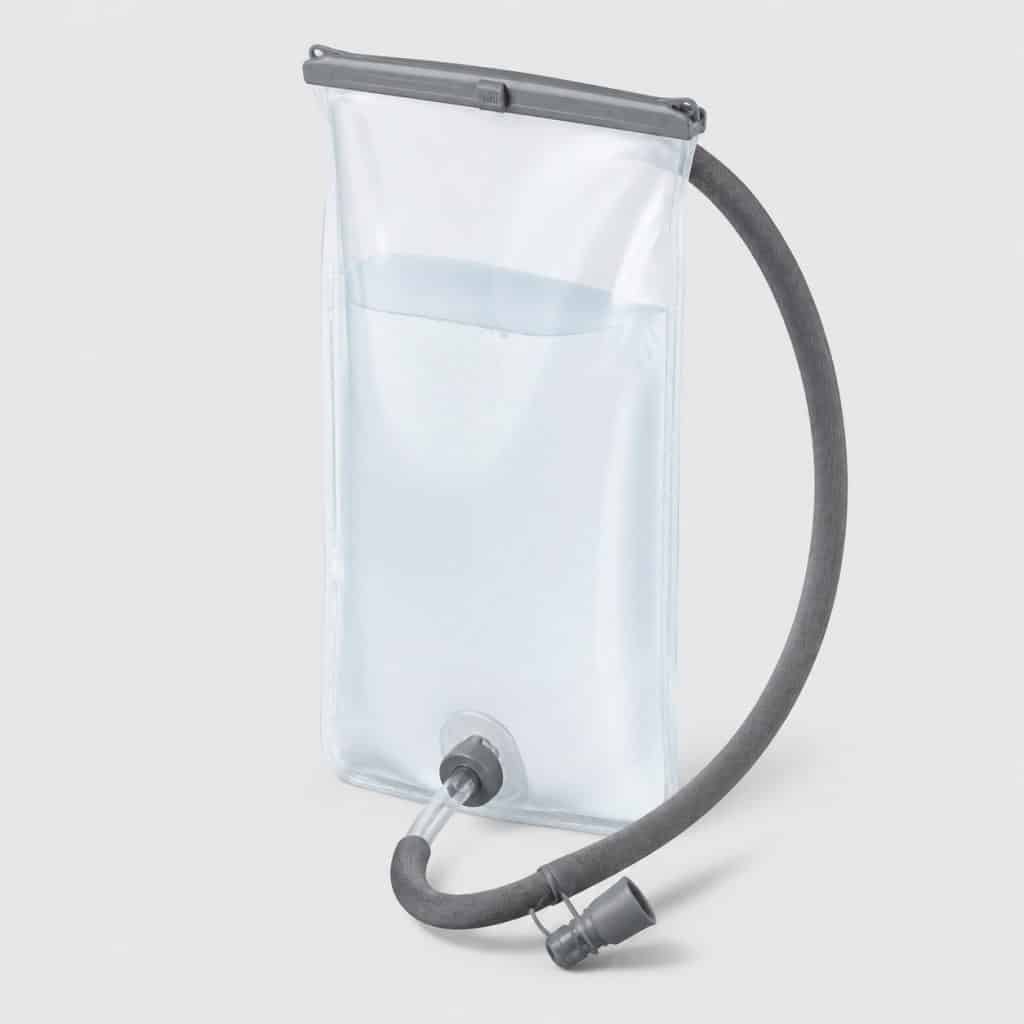 Poche a eau 3 litres a tuyau isole, vue de face sur fond clair
