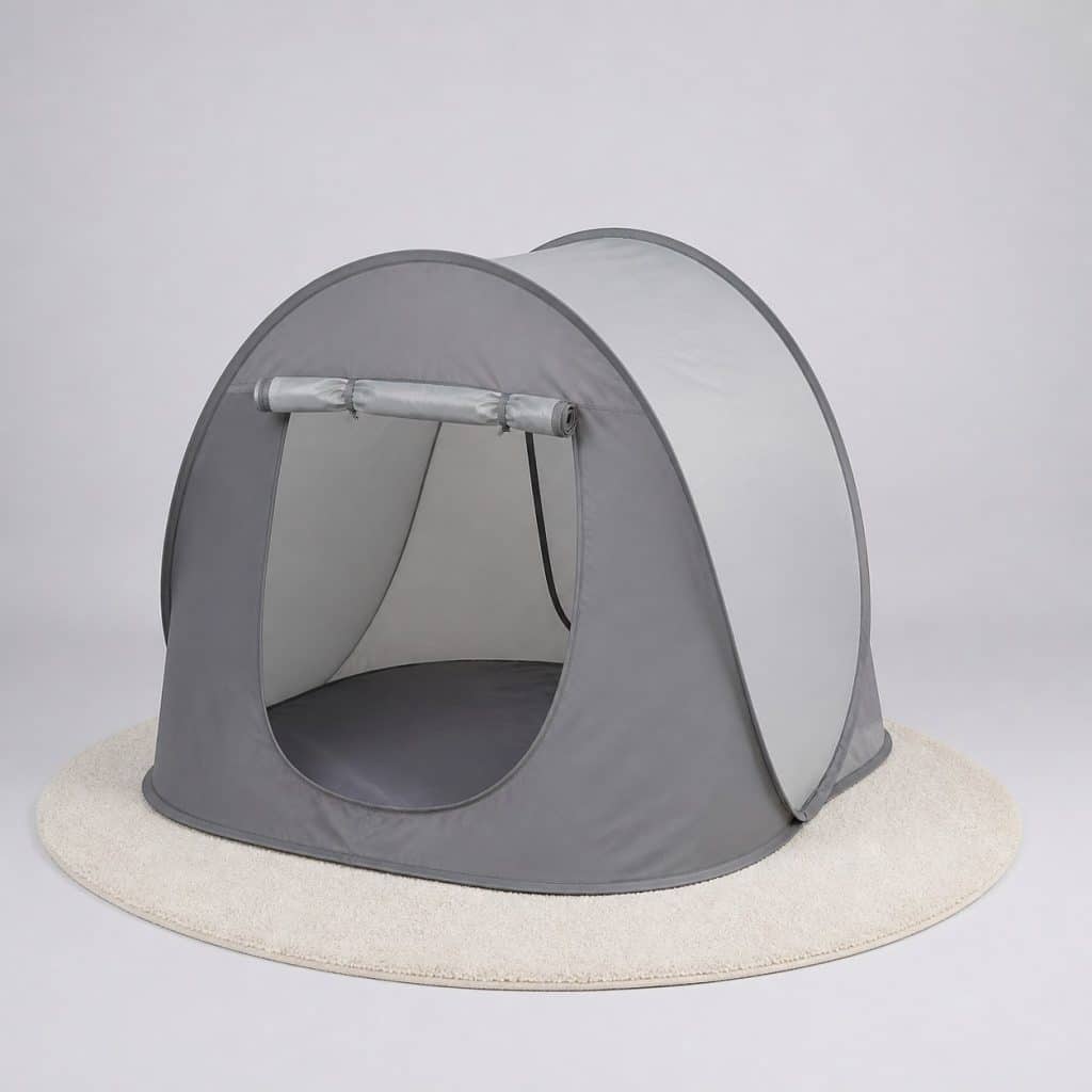 Tente pop-up décorative grise, posée dans un coin de chambre d'enfant