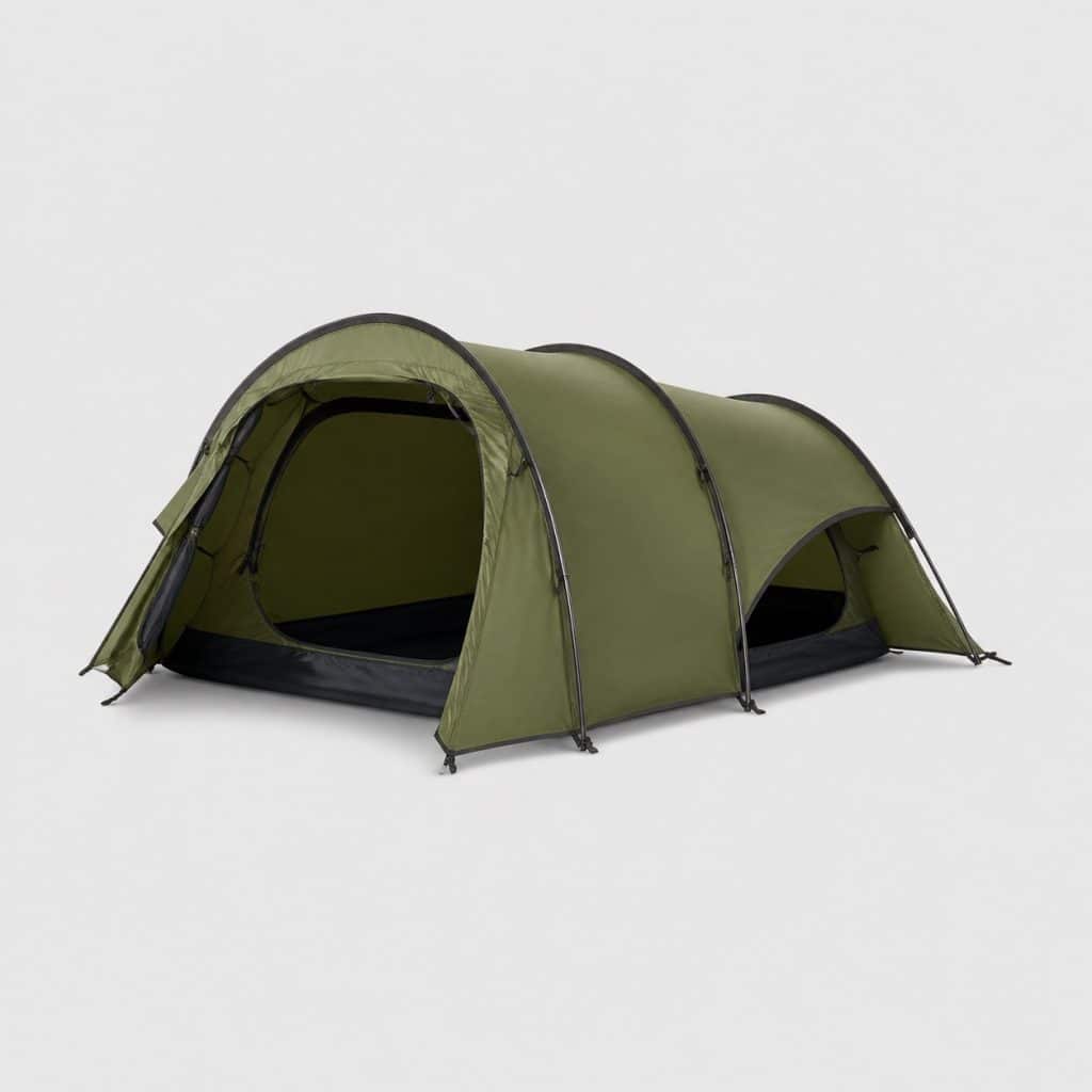 Petite tente tunnel 4 personnes vert olive, montee sur un terrain herbeux