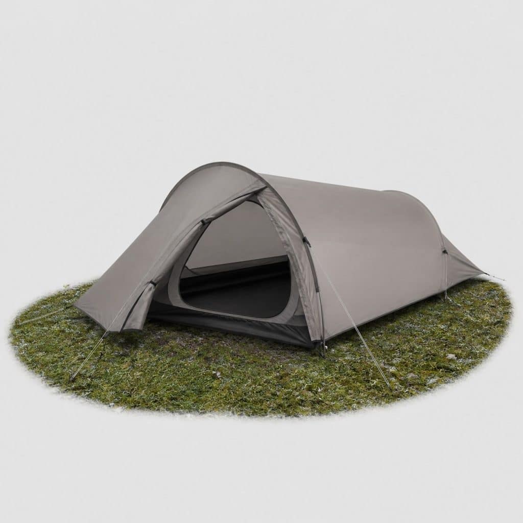 Tente tunnel 4 personnes gris beige, montee sur un terrain herbeux humide