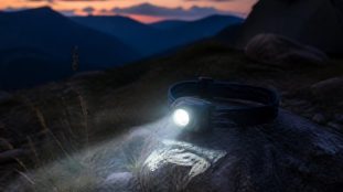 Le lumen ne dit pas tout : l'optique, le mode et l'autonomie annoncée comptent autant. Voici comment lire une fiche tech