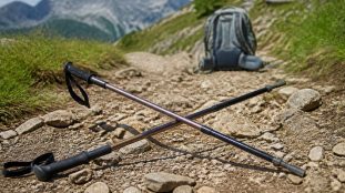 Un bâton mal réglé fatigue plus qu'il ne soulage. Voici le repère simple pour trouver sa hauteur, l'ajuster selon le ter